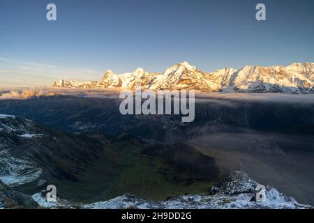 Montagne maestose Eiger, Monch e Jungfrau nella nebbia al tramonto, Murren Birg, Jungfrau Regione, Canton Berna, Svizzera Foto Stock