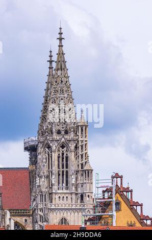 Le guglie dei più piccoli campanili orientali della Minster gotica di Ulm, Baden-Württemberg, Germania. Foto Stock