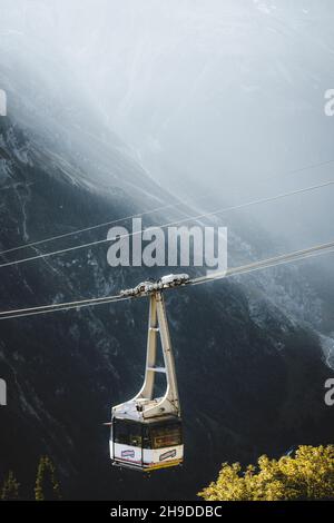 Funivia di Schilthorn nella nebbia, Murren, Regione dello Jungfrau, Canton Berna, Svizzera Foto Stock