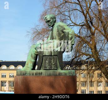 Aleksis Kivi Memorial davanti al Teatro Nazionale Finlandese di Helsinki, Finlandia. Aleksis Kivi è stato un autore nazionale finlandese Foto Stock