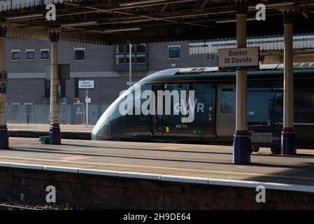 Exeter, Devon, Inghilterra, Regno Unito. 2021. Un treno passeggeri multiunità GWR classe 802 113 su una piattaforma alla stazione ferroviaria di Exeter St David. Foto Stock