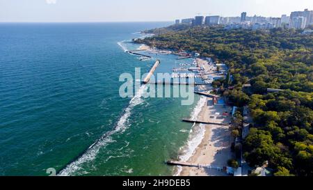 Persone a piedi e rilassarsi sulla spiaggia di Sandy. Vista aerea del drone sulla spiaggia pubblica Foto Stock