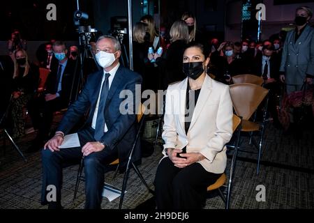 Crown Princess Victoria insieme al ministro francese dell'Economia e delle Finanze Bruno le Maire al vertice francese-svedese degli affari a la Pavillon Vendome a Parigi, in Francia, il 06 dicembre 2021. La Crown Princess è in visita di tre giorni a Parigi. Foto: Christine Olsson / TT code 10430 Foto Stock