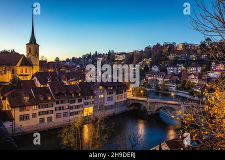 Città di Berna con il ponte Untertorbrücke sul fiume Aar e la Nydeggkirche al tramonto Foto Stock