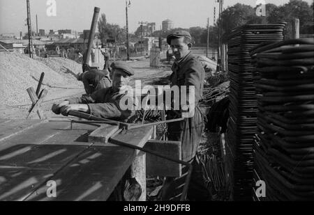 Warszawa, 1947-10. Budowa wiaduktu na ulicy Pow¹zkowskiej. NZ. Robotnicy przygotowuj¹ stalowe elementy konstrukcyjne. wb/gr PAP Dok³adny dzieñ wydarzenia nieustalony. Varsavia, 1947 ottobre. Costruzione di un cavalcavia in via Powazkowska. Nella foto: Operai che preparano elementi di costruzione in acciaio. wb/gr PAP Foto Stock