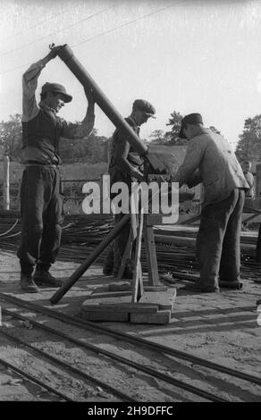 Warszawa, 1947-10. Budowa wiaduktu na ulicy Pow¹zkowskiej. NZ. Robotnicia obs³uguj¹cy gilotynê do ciêcia drutu. wb/gr PAP Dok³adny dzieñ wydarzenia nieustalony. Varsavia, 1947 ottobre. Costruzione di un cavalcavia in via Powazkowska. Nella figura: Filo da taglio con ghigliottina. wb/gr PAP Foto Stock