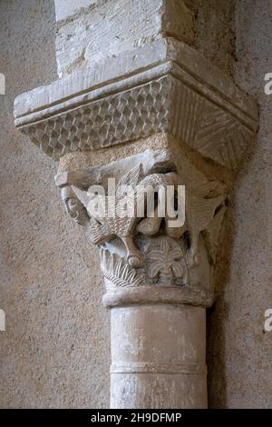 Plaimpied-Givaudins, Kirche Saint-Martin aus dem Jahre 1080, Kapitell mit zwei Pelikanen mit verschlungenen Hälsen Foto Stock