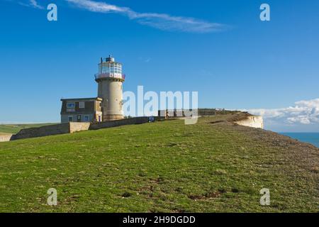 Faro di Belle Tout su Beachy Head vicino a Eastbourne nel Sussex orientale, Inghilterra. Disutilizzato come faro, ora residenza. Famoso come edificio fisicamente spostare Foto Stock