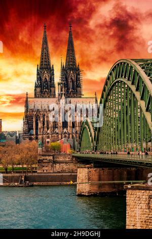 Germania, Colonia, vista della cattedrale di Colonia da sotto al tramonto Foto Stock