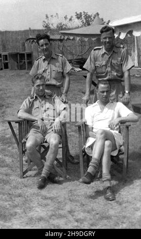 1946. Gli ufficiali della RAF si rilassano nel giardino del caos degli ufficiali all'aeroporto di Accra, Ghana / la Gold Coast. Foto Stock