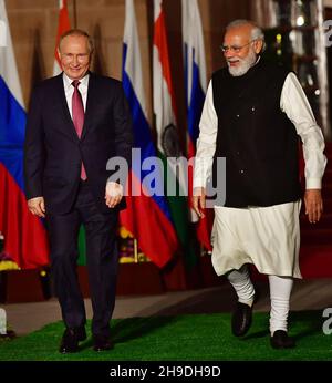 New Delhi, India. 6 dicembre, 2021.il primo ministro indiano Narendra modi dà il benvenuto al presidente russo Vladimir Putin prima del loro incontro alla casa di Hyderabad a Nuova Delhi credito: PRASOU/Alamy Live News Foto Stock