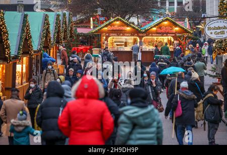 Essen, Renania settentrionale-Vestfalia, Germania - mercato di Natale ad Essen in tempi di pandemia di Corona in condizioni di 2G. I visitatori devono essere recuperati o vacc Foto Stock