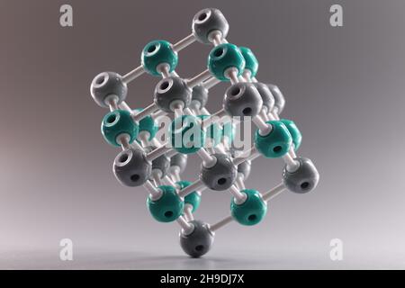 Molecola di plastica a forma di quadrato su sfondo grigio Foto Stock