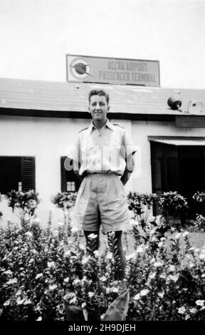 RAF ufficiale in piedi fuori dal terminal passeggeri all'aeroporto di Accra, Ghana / la Gold Coast, all'inizio del 1946. Foto Stock