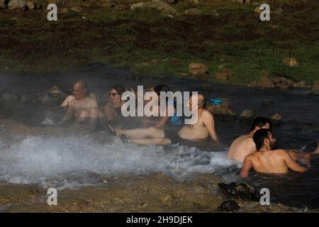 I turisti israeliani si bagnano in una sorgente calda vicino all'insediamento di Merom Golan nelle alture del Golan, annesse in Israele, il 6 dicembre 2021 Foto Stock