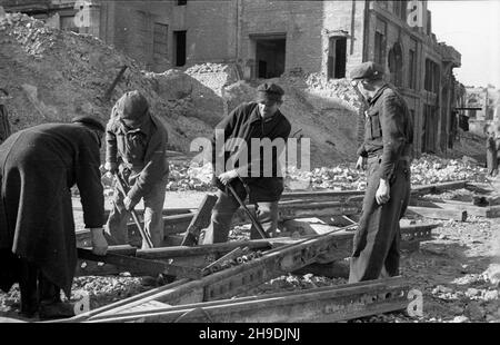 Warszawa, 1947-10. Budowa linii tramwajowej Œródmieœcie-¯oliborz. NZ. Robotnicy uk³adaj¹ rozjazdy w kierunku Leszna. ps/gr PAP Dok³adny dzieñ wydarzenia nieustalony. Varsavia, 1947 ottobre. Costruzione della linea del tram di Srodmiescie-Zoliborz. Nella foto: Lavoratori che posano il bivio in direzione del distretto di Leszno. ps/gr PAP Foto Stock