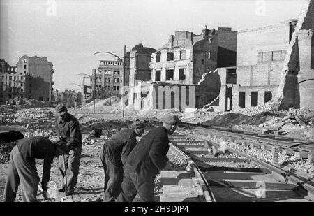 Warszawa, 1947-10. Budowa linii tramwajowej Œródmieœcie-¯oliborz. NZ. Robotnicy uk³adaj¹ tory na placu Bankowym. ps/gr PAP Dok³adny dzieñ wydarzenia nieustalony. Varsavia, 1947 ottobre. Costruzione della linea del tram di Srodmiescie-Zoliborz. Nella foto: Lavoratori che posano la linea. ps/gr PAP Foto Stock