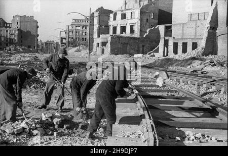 Warszawa, 1947-10. Budowa linii tramwajowej Œródmieœcie-¯oliborz. NZ. Robotnicy uk³adaj¹ tory na placu Bankowym. ps/gr PAP Dok³adny dzieñ wydarzenia nieustalony. Varsavia, 1947 ottobre. Costruzione della linea del tram di Srodmiescie-Zoliborz. Nella foto: Lavoratori che posano la linea su Bankowy Square. ps/gr PAP Foto Stock