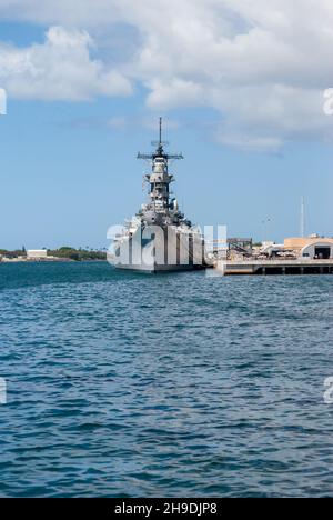 Vista a prua della nave da guerra USS Missouri ormeggiata a Pearl Harbor Hawaii Foto Stock