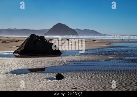 Morro Rock e piccola roccia sulla spiaggia, Cayucos Beach, California, USA Foto Stock