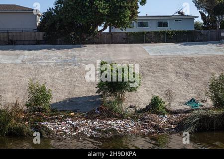 Plastica, polistirolo e altri rifiuti si scaricano dai canali della tempesta e si lavano lungo le rive di Ballona Creek dopo la prima pioggia maggiore dei mari Foto Stock