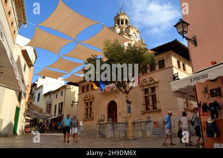 Alcudia, Palma di Maiorca, Spagna - 22 settembre 2016. Una piccola piazza nel centro storico di Alcudia. Foto Stock