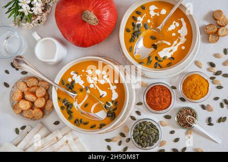 Primo piano di una zuppa di zucca con spezie e semi di zucca Foto Stock
