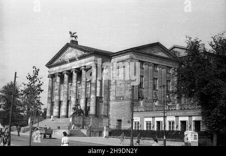 Poznañ, 1947-10. Gmach Teatru Wielkiego (Opery) im. Stanis³awa Moniuszki z pocz¹tku XX wieku. wb/gr PAP Dok³adny dzieñ wydarzenia nieustalony. Poznan, 1947 ottobre. La costruzione dello Stanislaw Moniuszko Grand Theatre (Opera) dall'inizio del XX secolo. wb/gr PAP Foto Stock