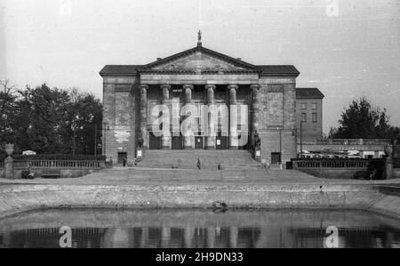 Poznañ, 1947-10. Gmach Teatru Wielkiego (Opery) im. Stanis³awa Moniuszki z pocz¹tku XX wieku. wb/gr PAP Dok³adny dzieñ wydarzenia nieustalony. Poznan, 1947 ottobre. L'edificio Stanislaw Moniuszko Grand Theatre (Opera) costruito all'inizio del XX secolo. wb/gr PAP Foto Stock