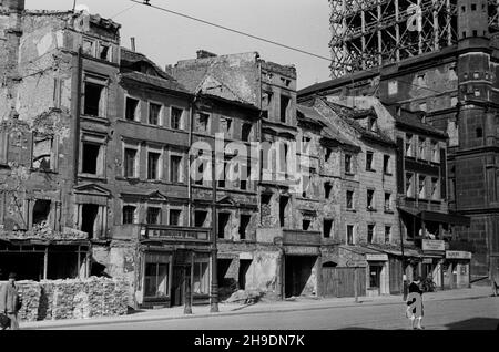 Poznañ, 1947-10. Zrujnowane podczas II wojny œwiatowej kamieniczki budników tzw. domki budnicze przy Starym Rynku oraz ratusz. wb/gr PAP Dok³adny dzieñ wydarzenia nieustalony. Poznan, 1947 ottobre. Case di artigiani locali sul mercato della Città Vecchia e il municipio distrutto durante la seconda Guerra Mondiale. wb/gr PAP Foto Stock