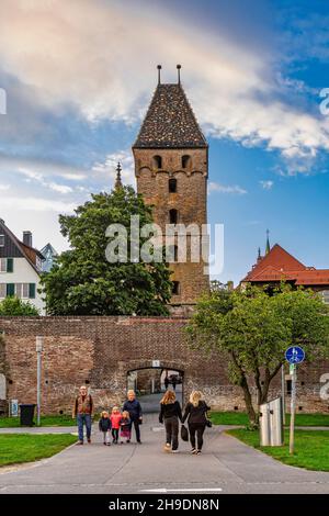 I turisti passeggiano sotto la storica Torre dei macellai di Ulm. Ulm, Baden-Württemberg, Germania, Europa Foto Stock