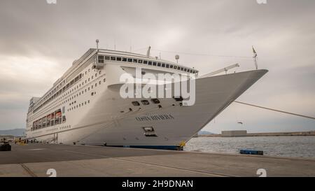 Vista della nave da crociera Costa Neoriviera al terminal del porto di Marsiglia, Francia, 21 aprile 2019. Nave divenne la Aidamira della società Aida i. Foto Stock