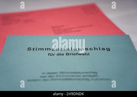 Nurtingen, Germania - 03 marzo 2021: Schede di voto (Umschlag und Wahlbrief) per le votazioni postali. Voto per la formazione di un governo. Foto Stock