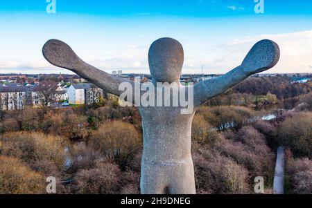 Glasgow, Scozia, Regno Unito. 6 dicembre 2021. Una nuova scultura eretta a Glasgow come ricordo del ruolo di Glasgow come ospite del vertice sul clima della COP26 tenutosi quest’anno. La scultura di speranza alta 23 metri dell'artista Steuart Padwick è situata accanto al fiume Clyde in Cuningar Loop a Rutherglen ed è progettata per ispirare una sensazione di ottimismo verso le sfide che si prospettano nell'affrontare il cambiamento climatico. Iain Masterton/Alamy Live News. Foto Stock