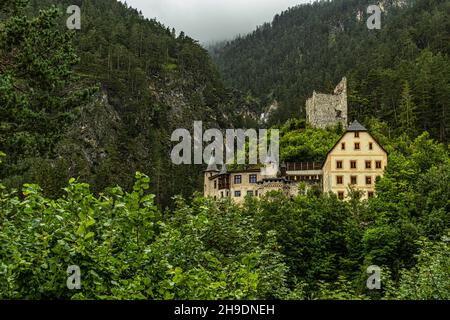 Il castello di Fernstein, oggi un hotel, era ed è ancora una delle mete turistiche più belle e popolari di tutto il Tirolo. Austria Foto Stock