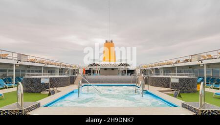 Vista della nave da crociera Costa Neoriviera al terminal del porto di Marsiglia, Francia, 21 aprile 2019. Nave divenne la Aidamira della società Aida i. Foto Stock