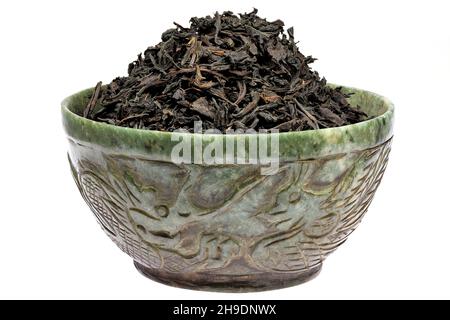 Ceylon Black Tea in una ciotola vintage di giada isolata su sfondo bianco Foto Stock