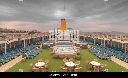 Vista della nave da crociera Costa Neoriviera al terminal del porto di Marsiglia, Francia, 21 aprile 2019. Nave divenne la Aidamira della società Aida i. Foto Stock