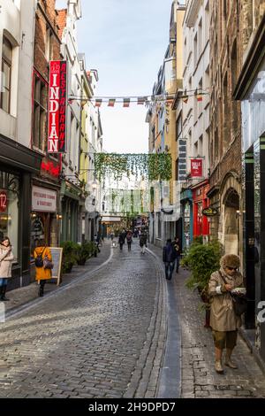 BRUXELLES, BELGIO - 3 NOVEMBRE 2018: Strada stretta nel centro di Bruxelles, capitale del Belgio Foto Stock