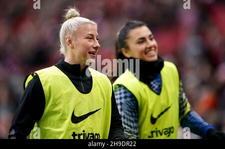 Il Chelsea's Bethany England (a sinistra) si riscalda sulla linea di contatto durante la finale della Coppa delle Donne Vitality fa al Wembley Stadium di Londra. Data foto: Domenica 5 dicembre 2021. Foto Stock