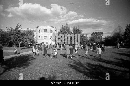 Lisków, 1947-10. Dom Dziecka z 1935 r. prowadzony przez Siostry S³u¿ebniczki Najœwiêtszej Maryi Panny, obenie siedziba Domu Dziecka i Domu Pomocy Spo³ecznej. Zabawa dzieci. wb/gr PAP Dok³adny dzieñ wydarzenia nieustalony. Liskow, ottobre 1947. L'orfanotrofio costruito nel 1935 e gestito da suore. Nella foto: Bambini in gioco. wb/gr PAP Foto Stock