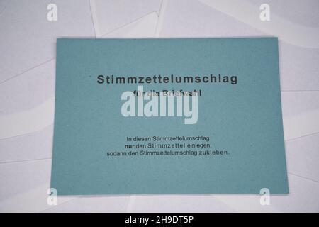 Nurtingen, Germania - 03 marzo 2021: Schede per le votazioni postali (Stimmzettelumschlag ). Voto per la formazione di un governo. Germania. Foto Stock