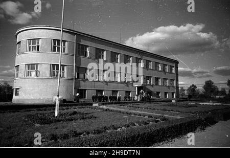 Lisków, 1947-10. Dom Dziecka z 1935 r. prowadzony przez Siostry S³u¿ebniczki Najœwiêtszej Maryi Panny, obenie siedziba Domu Dziecka i Domu Pomocy Spo³ecznej. wb/gr PAP Dok³adny dzieñ wydarzenia nieustalony. Liskow, ottobre 1947. L'orfanotrofio costruito nel 1935 e gestito da suore, attualmente sede del centro di orpahanage e di assistenza sociale. wb/gr PAP Foto Stock