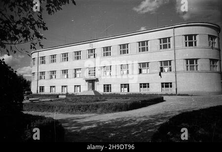 Lisków, 1947-10. Dom Dziecka z 1935 r. prowadzony przez Siostry S³u¿ebniczki Najœwiêtszej Maryi Panny, obenie siedziba Domu Dziecka i Domu Pomocy Spo³ecznej. wb/gr PAP Dok³adny dzieñ wydarzenia nieustalony. Liskow, ottobre 1947. L'orfanotrofio costruito nel 1935 e gestito da suore, attualmente sede del centro di orpahanage e di assistenza sociale. wb/gr PAP Foto Stock