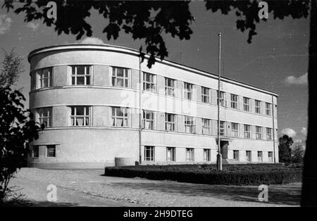 Lisków, 1947-10. Dom Dziecka z 1935 r. prowadzony przez Siostry S³u¿ebniczki Najœwiêtszej Maryi Panny, obenie siedziba Domu Dziecka i Domu Pomocy Spo³ecznej. wb/gr PAP Dok³adny dzieñ wydarzenia nieustalony. Liskow, ottobre 1947. L'orfanotrofio costruito nel 1935 e gestito da suore, attualmente sede del centro di orpahanage e di assistenza sociale. wb/gr PAP Foto Stock