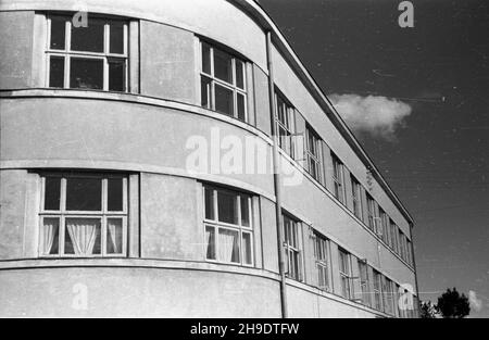 Lisków, 1947-10. Dom Dziecka z 1935 r. prowadzony przez Siostry S³u¿ebniczki Najœwiêtszej Maryi Panny, obenie siedziba Domu Dziecka i Domu Pomocy Spo³ecznej. wb/gr PAP Dok³adny dzieñ wydarzenia nieustalony. Liskow, ottobre 1947. L'orfanotrofio costruito nel 1935 e gestito da suore, attualmente sede del centro di orpahanage e di assistenza sociale. wb/gr PAP Foto Stock