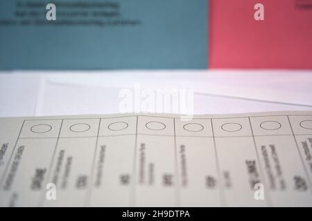 Nurtingen, Germania - 03 marzo 2021: Schede di voto (Stimmzettel, Umschlag und Wahlbrief) per le votazioni postali. Voto per la formazione di un governo. Foto Stock