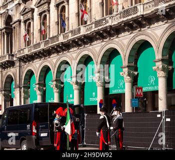 Milano, Italia-Novembre 04: Carabinieri durante la sfilata militare italiana in piazza Duomo, per le celebrazioni dell'unità Nazionale e delle forze Armate Foto Stock