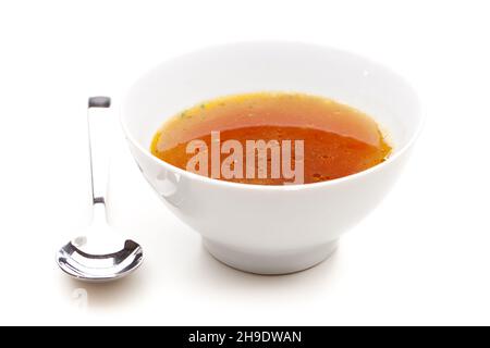 zuppa di manzo, zuppa limpida, brodo, occhio grasso, macro, bianco, sfondo, piatto, ciotola, cibo, liquido, zuppa di manzo limpida, inserto, a, senza, vicino, chiudi, schiuma, poll Foto Stock