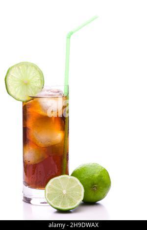 cocktail, cuba libre, cola, lime, lime, rum, bevanda, ghiaccio, bicchiere, paglia, rinfrescare, bere, verde, freddo, frutta, nero, bevanda, scuro, ghiaccio, alcool, fresco, Foto Stock